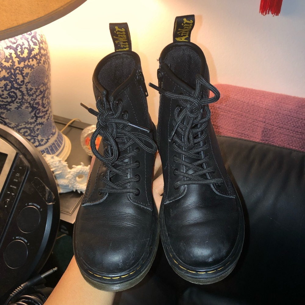 Dr. Martens Unisex 1460J Black Leather Round Toe Lace Up Combat Boots for kids